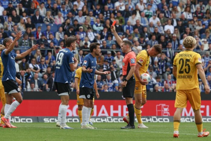 Umstrittener Platzverweis: Bielefelds Christopher Lannert sieht bei der 1:2-Niederlage gegen Dynamo Dresden die Rote Karte.