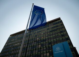Weht vor der Steel-Zentrale in Duisburg bald auch eine indische Flagge? Der indische Stahlhersteller Jindal Steel hat jedenfalls ein unverbindliches Kaufangebot gemacht. (Archivbild)