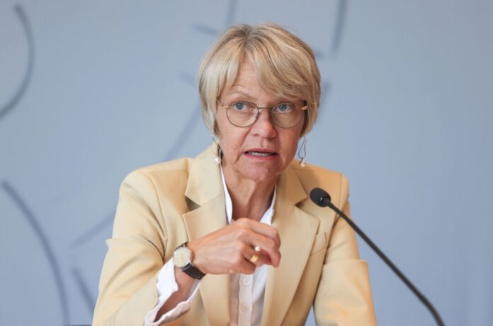 NRW startet ein Pilotprojekt gegen Gewalt an Schulen. Es gehe um eine Zusammenarbeit zwischen Polizei und Schulen, sagte Schulministerin Dorothee Feller (CDU). (Archivbild)