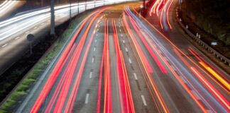 Wegen Bauarbeiten an kleineren Brücken über der Fahrbahn muss die A3 am Niederrhein in den nächsten Monaten mehrmals gesperrt werden. (Symbolbild)