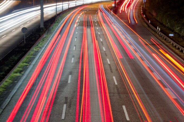 Wegen Bauarbeiten an kleineren Brücken über der Fahrbahn muss die A3 am Niederrhein in den nächsten Monaten mehrmals gesperrt werden. (Symbolbild)