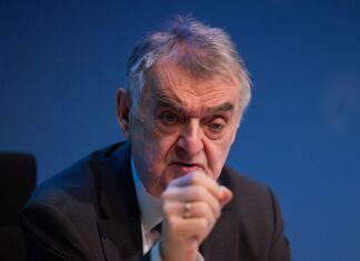 Nach früheren Angaben von Innenminister Herbert Reul (CDU) sollen rückwirkend ab dem 1. Juli doppelte Staatsbürgerschaften in der Kriminalstatistik erfasst werden. (Archivbild)