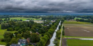 Bewohner von Häusern direkt am Fluss Niers werden in Sicherheit gebracht.