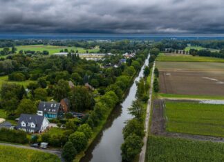 Bewohner von Häusern direkt am Fluss Niers werden in Sicherheit gebracht.