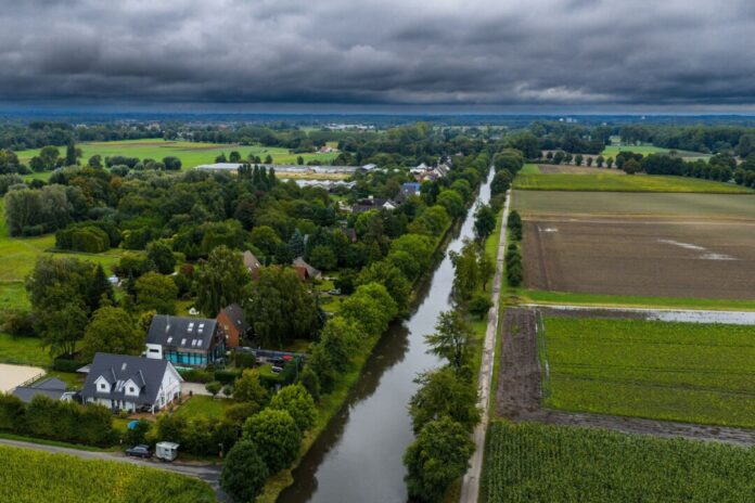 Bewohner von Häusern direkt am Fluss Niers werden in Sicherheit gebracht.