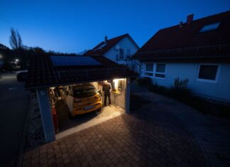 Auto-Akkus als Stromspeicher: Laut dem Energieversorger Eon können immer mehr E-Autos den gespeicherten Strom nicht nur selbst verbrauchen, sondern auch wieder abgeben. «Bidirektionales Laden» heißt das Stichwort. (Archivbild)