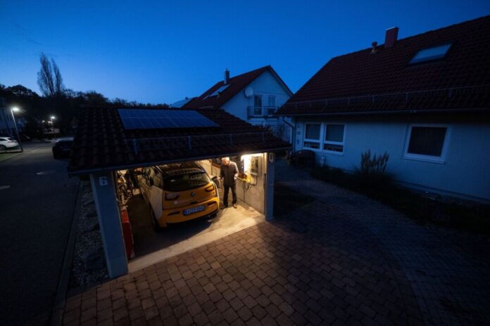 Auto-Akkus als Stromspeicher: Laut dem Energieversorger Eon können immer mehr E-Autos den gespeicherten Strom nicht nur selbst verbrauchen, sondern auch wieder abgeben. «Bidirektionales Laden» heißt das Stichwort. (Archivbild)