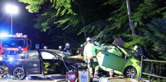 Eines der verunglückten Autos drohte abzurutschen.
