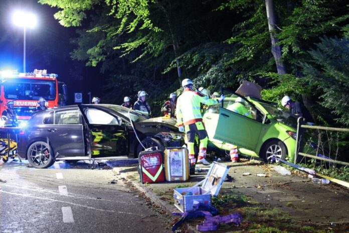 Eines der verunglückten Autos drohte abzurutschen.