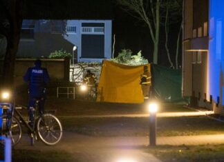 Vor einem Wohnhaus in Voerde am Niederrhein wurde eine 52-Jährige niedergestochen. Laut Anklage war es ein Auftragsmord. (Archivbild)