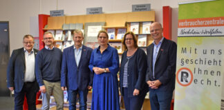 Austausch bei der Verbraucherzentrale: Rainer Hübinger, Christian Wolf, Andreas Adelberger, Stefanie Hubig, Kerstin Griese und Wolfgang Schuldzinski. Foto: Büro Griese