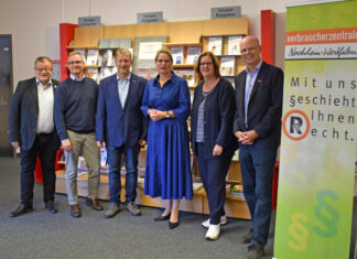 Austausch bei der Verbraucherzentrale: Rainer Hübinger, Christian Wolf, Andreas Adelberger, Stefanie Hubig, Kerstin Griese und Wolfgang Schuldzinski. Foto: Büro Griese