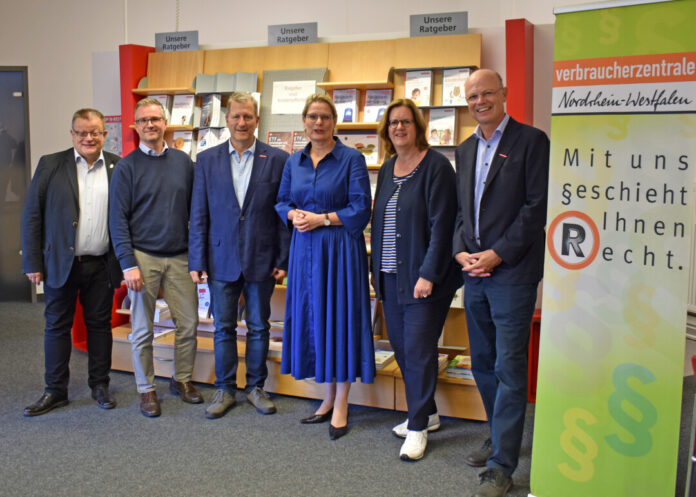 verbraucherzentrale Austausch bei der Verbraucherzentrale: Rainer Hübinger, Christian Wolf, Andreas Adelberger, Stefanie Hubig, Kerstin Griese und Wolfgang Schuldzinski. Foto: Büro Griese