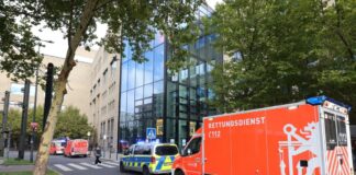 Rettungskräfte brachten den 17-Jährigen lebensgefährlich verletzt ins Krankenhaus.
