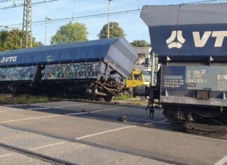 In Emmerich ist der Waggon eines Güterzuges von den Schienen gesprungen. 