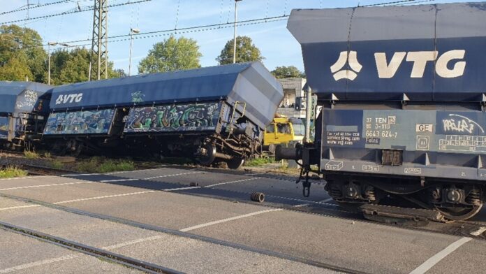 In Emmerich ist der Waggon eines Güterzuges von den Schienen gesprungen. 