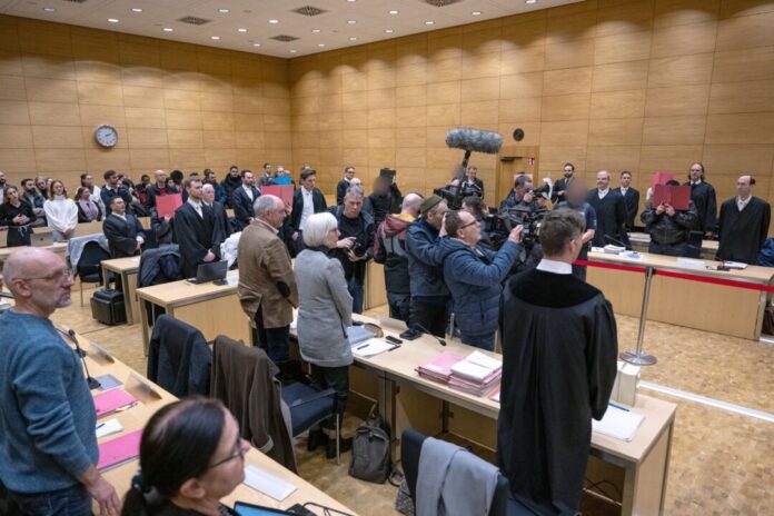 Zum Auftakt war der Medienandrang im Landgericht Bielefeld im Fall um eine mutmaßliche Vergewaltigung vor einem Club in Herford groß. Jetzt gibt es eine Wende. (Archivbild)