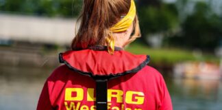 Einsatzkräfte der DLRG müssen seit Einführung der Rhein-Badeverbote deutlich seltener Leben retten, berichtet ein Sprecher der DRLG Nordrhein. (Symbolbild) 