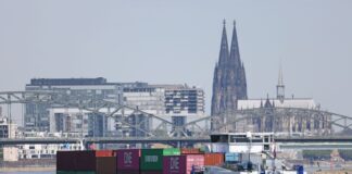 Ein beladenes Containerschiff am Rhein, im Hintergrund der Kölner Dom. Alles in allem haben die Binnenschiffe zuletzt weniger transportiert als zuvor.