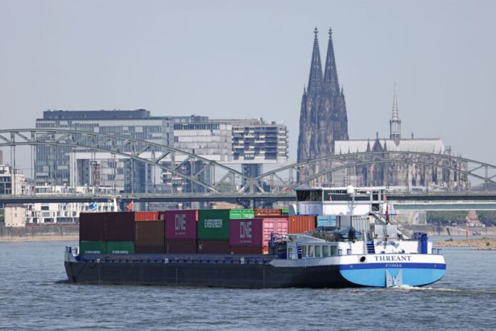 Ein beladenes Containerschiff am Rhein, im Hintergrund der Kölner Dom. Alles in allem haben die Binnenschiffe zuletzt weniger transportiert als zuvor.