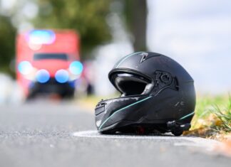 Der Motorradfahrer kam schwer verletzt ins Krankenhaus. (Symbolbild)