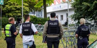 Begleitet von Polizei und einem Sicherheitsdienst ging an der Schule erstmals nach der Tat der Unterricht wieder los.