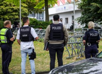 Begleitet von Polizei und einem Sicherheitsdienst ging an der Schule erstmals nach der Tat der Unterricht wieder los.
