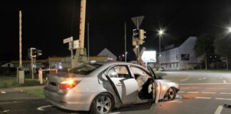 Bevor der Wagen mit der Schrankenanlage auf einer Mittelinsel kollidierte, soll er sich nach Zeugenangaben ein verbotenes Autorennen mit einem weiteren Auto geliefert haben. 