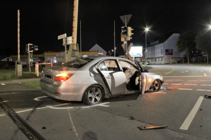 Unfall nach mutmaßlichem Autorennen Bevor der Wagen mit der Schrankenanlage auf einer Mittelinsel kollidierte, soll er sich nach Zeugenangaben ein verbotenes Autorennen mit einem weiteren Auto geliefert haben.