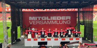 Das Podium bei der Mitgliederversammlung des 1. FC Köln. 