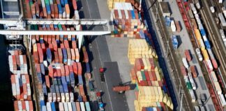 Blick auf den Duisburger Containerhafen.