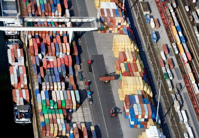 Blick auf den Duisburger Containerhafen.