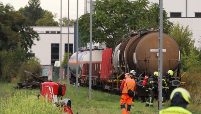 Aus einem Gefahrgut-Waggon tropfte eine Flüssigkeit – die Feuerwehr rückte an.