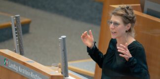 Grünen-Fraktionschefin Verena Schäffer spottet in der Haushaltsdebatte des nordrhein-westfälischen Landtags über «die Liebe der FDP zur Schuldenbremse».