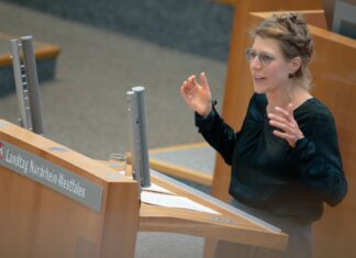 Grünen-Fraktionschefin Verena Schäffer spottet in der Haushaltsdebatte des nordrhein-westfälischen Landtags über «die Liebe der FDP zur Schuldenbremse».