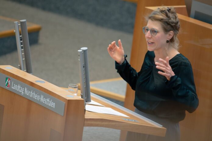 Grünen-Fraktionschefin Verena Schäffer spottet in der Haushaltsdebatte des nordrhein-westfälischen Landtags über «die Liebe der FDP zur Schuldenbremse».