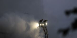 Über eine Drehleiter kämpfen Feuerwehrleute an der Sperrmüll-Halle gegen den Brand.