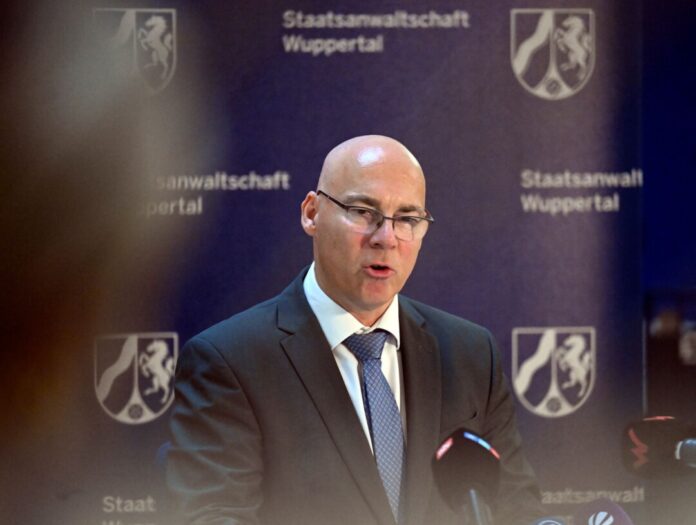 Der Wuppertaler Oberstaatsanwalt Wolf-Tilman Baumert informierte über die Razzia in vier NRW-Städten. (Archivbild)