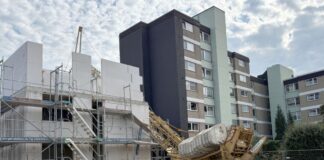 Ein Baukran ist in den Rohbau eines Hochhauses gestürzt.