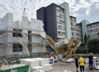Ein Baukran ist in den Rohbau eines Hochhauses gestürzt.