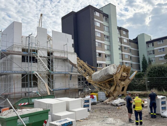 Ein Baukran ist in den Rohbau eines Hochhauses gestürzt.