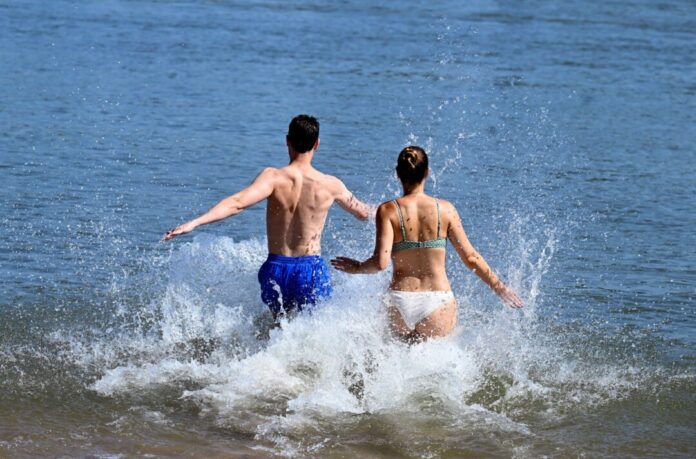 Am Wochenende wird es nochmal sommerlich warm. (Archivfoto)