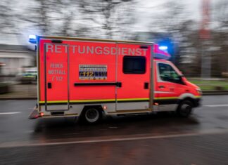 
Ein tragischer Moment auf einem Betriebshof: Trotz notärztlicher Versorgung stirbt ein 56-Jähriger bei einem Unfall, Kollegen stehen unter Schock. (Symbolbild)