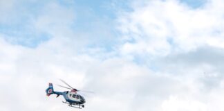 Nach den flüchtigen Autoinsassen fahndet die Polizei auch mit einem Hubschrauber – ohne Erfolg. (Symbolbild)