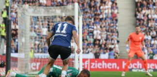 Der Fürther Innenverteidiger Philipp Ziereis am Boden stört den Bielefelder Mittelstürmer Joel Grodowski.