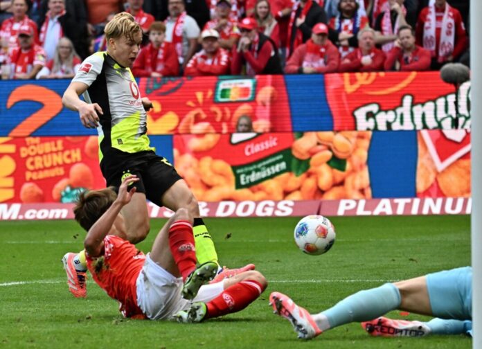 Daniel Svensson (l) erzielte das 1:0 für Borussia Dortmund gegen den FSV Mainz 05.