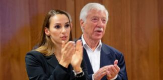 Die AfD-Politiker Enxhi Seli-Zacharias und Norbert Emmerich beklatschen das Wahlergebnis ihrer Partei. 