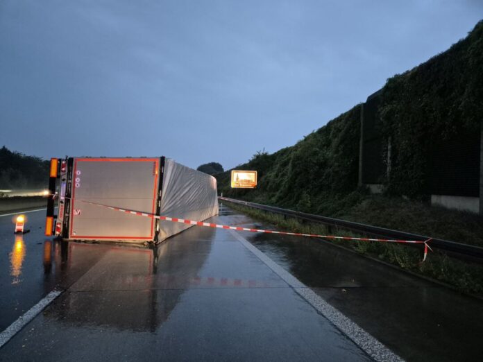 Ein Lastwagen ist auf der A4 umgestürzt - vermutlich wegen Aquaplanings
