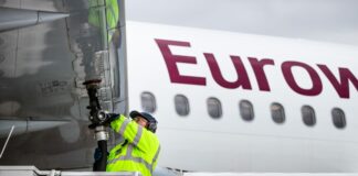 Am Düsseldorfer Flughafen soll ab 2028 eine neue Produktionsanlage nachhaltigen Flugkraftstoff aus CO2 herstellen, das zuvor der Luft entnommen wurde. (Symbolbild)