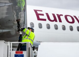 Am Düsseldorfer Flughafen soll ab 2028 eine neue Produktionsanlage nachhaltigen Flugkraftstoff aus CO2 herstellen, das zuvor der Luft entnommen wurde. (Symbolbild)
